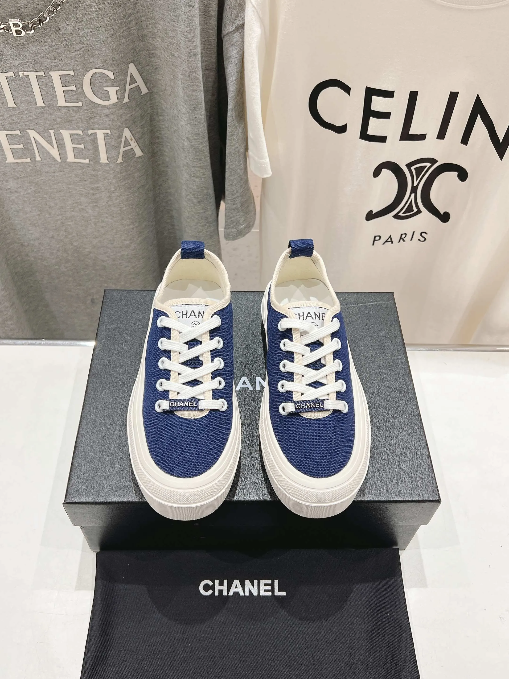 👟👟Ex-factory price 400👟👟 Chanel* Xiaoxiang 2025ss latest casual shoes, the currently super popular biscuit shoes. Internet celebrity Xiaohongshu is crazy about hot recommendations. The silly and cute style has a retro flavor! The shape is special and very recognizable. It makes your legs slimmer and longer. It is absolutely powerful. It is also very comfortable to wear. It has good looks. It is comfortable and increases your height. I must recommend it to everyone. The main feature of this year's series is minimalist style. ✔Fabric: original customized canvas. ✔Feet: water-dyed cowhide, comfortable on the feet. ✔Outsole: open-molded high-elastic rubber platform sole. ✔Number: 35-39.